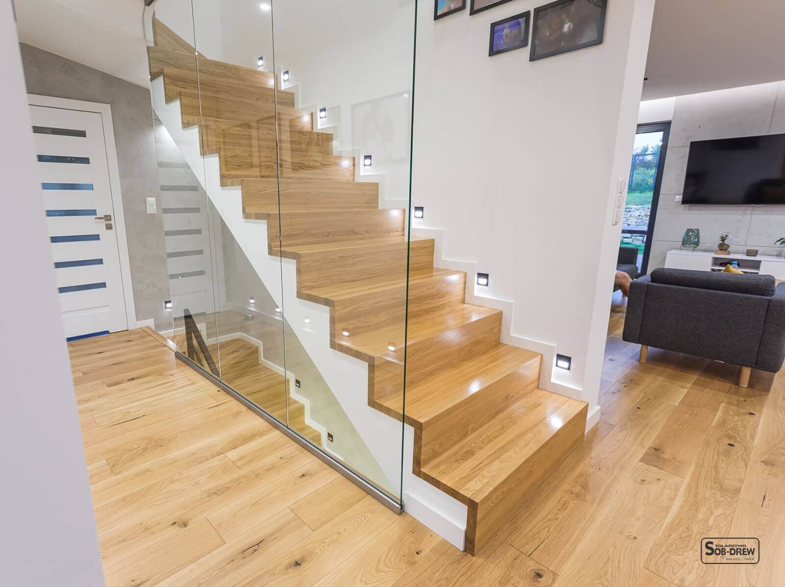 Czy można dobrze wkomponować szkło w schody? Oj, można - wspaniały przykład realizacji schodów nad s...