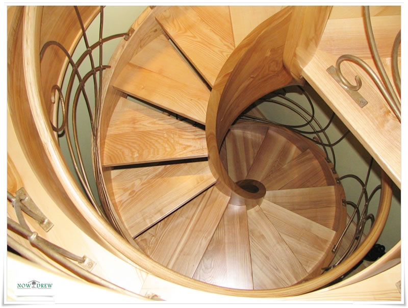 Pięknie wykonane klasyczne schody drewniane gięte idące spiralnie. Balustrady - metaloplastyka.  Wys...