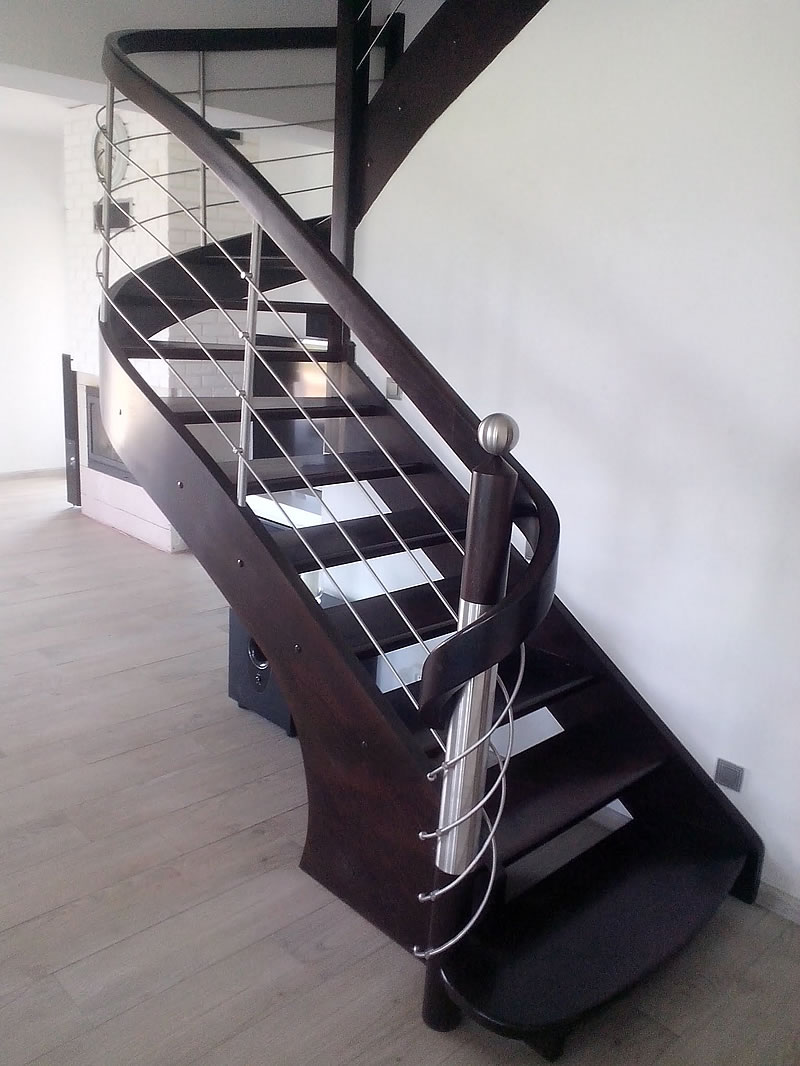 schody gięte bukowe - bejca lakier z relingami ze stali nierdzewnej zakończone wstążkami przy wejści...