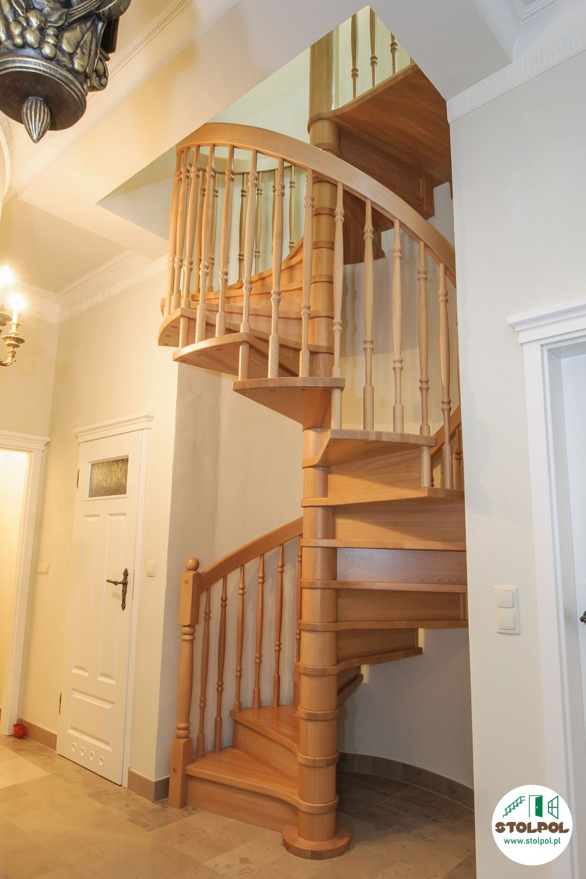 <p>Tradycyjne drewniane schody spiralne - kręte wpasowane w ponadstandardową wysokość i kąt rozwarci...