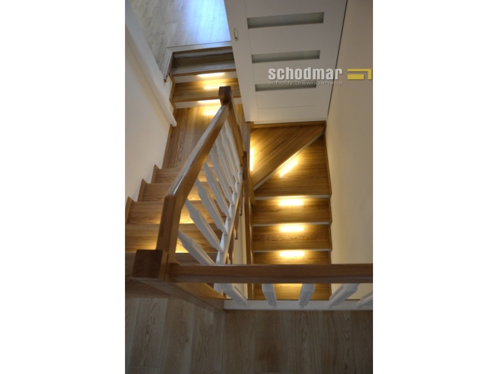 <p>schody obłożone na beton, z oświetleniem, dąb lity kolor naturalny</p>