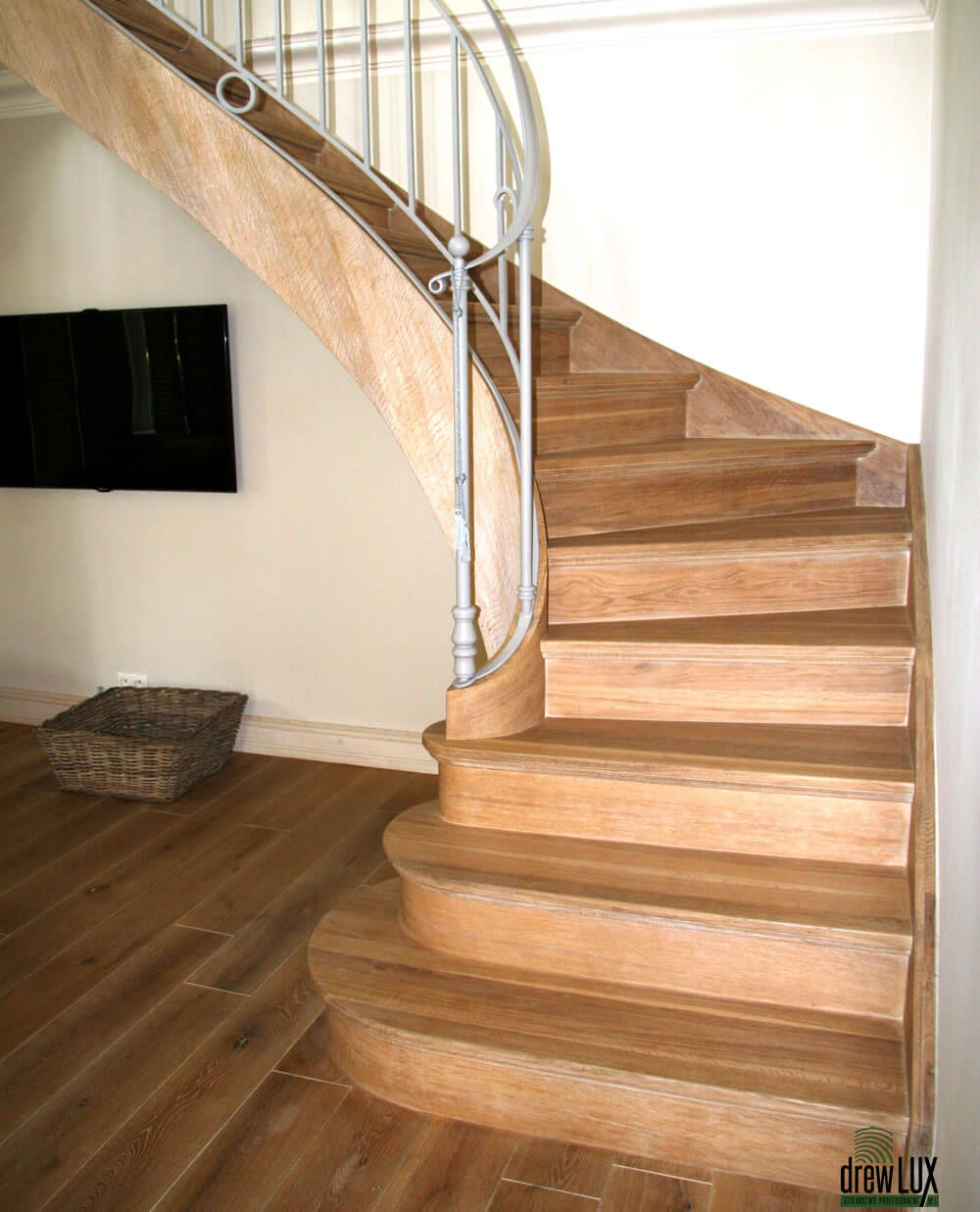 Klasyczne drewniane schody gięty. Ładnie wpasowane ażurowe wypełnienie metalowe. Trzy pierwsze stopn...