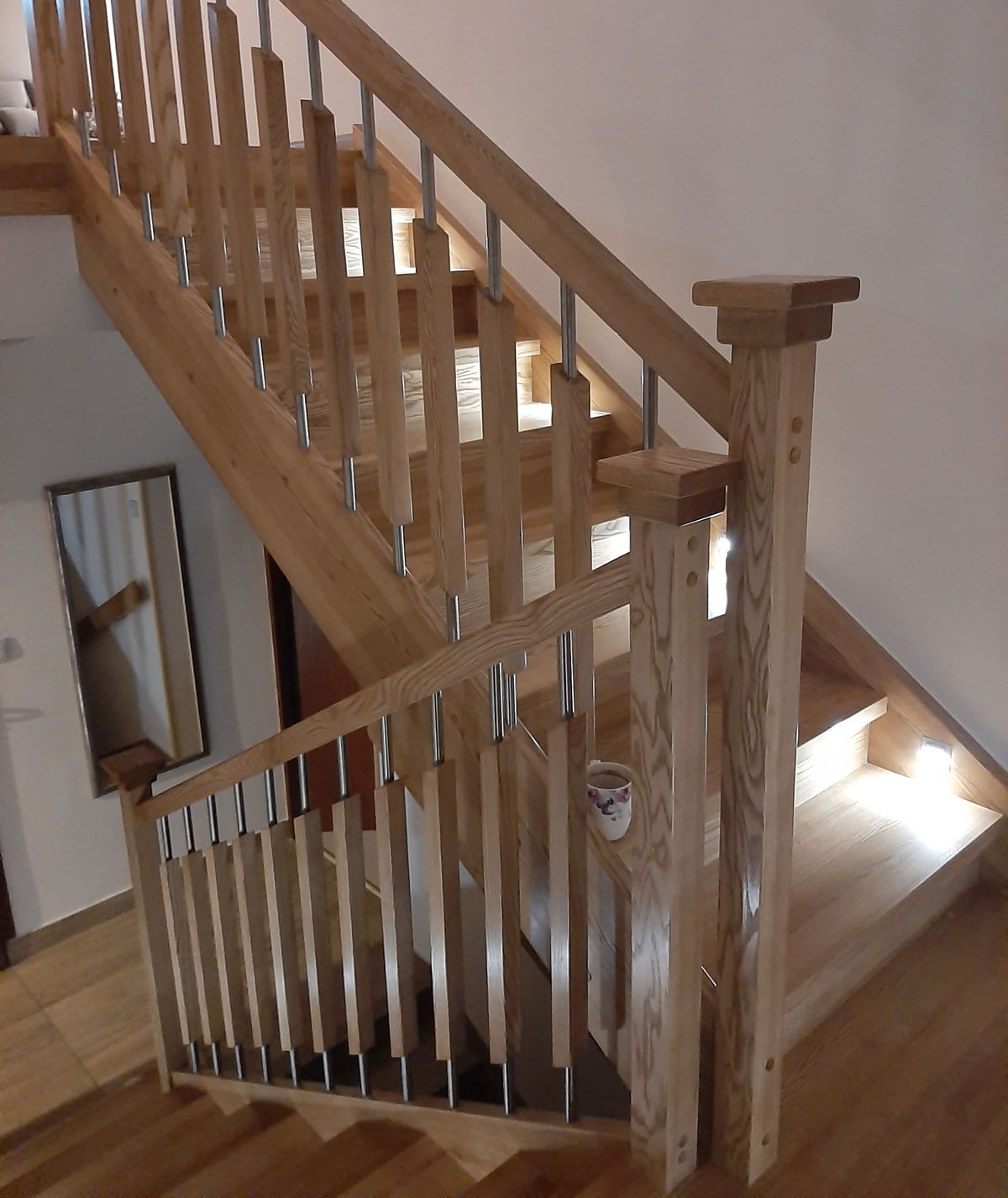 Drewniane schody samonośne z podestem i z LEDami. Realizacja firmy STOLFRANK Konior Stolarstwo