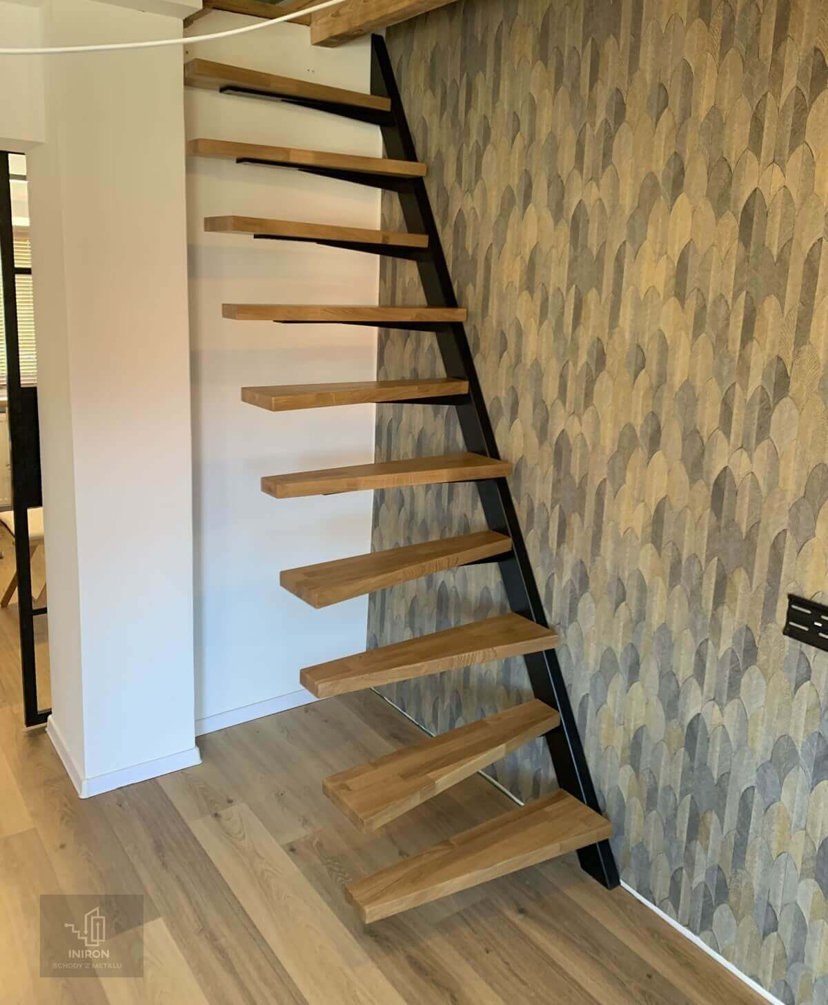 Pomysł na schody, które zajmują minimalną ilość miejsca. Takie układ stopni nazywany są nieraz "samb...