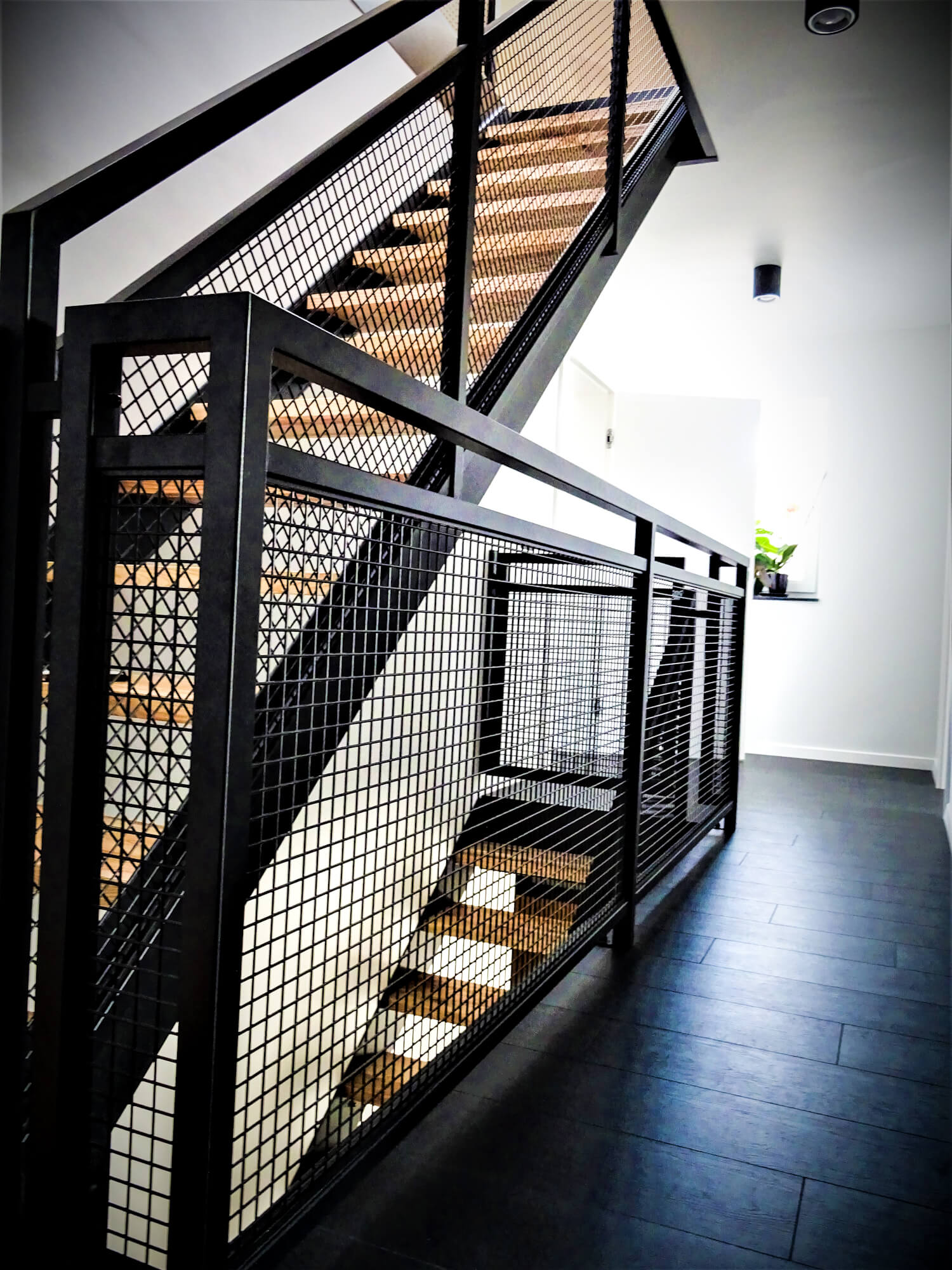 Dwa komplety schodów opartych o konstrukcję z policzków stalowych lakierowanych proszkowo.
Balustra...