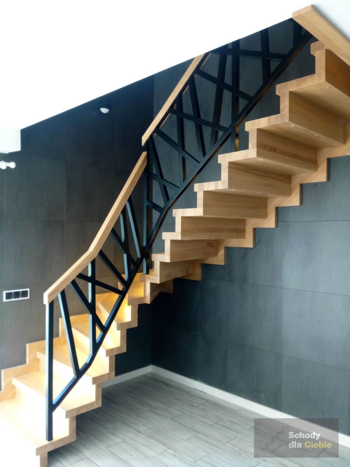 Ciekawa koncepcja schodów w stylu "jak dywanowe", uwagę przykuwa zwłaszcza malowana na czarno balust...