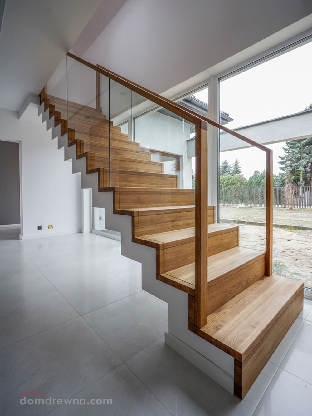 Obłożenie schodów betonowych drewnem w klasyczny sposób "bez noska" stopnia. Zastosowane szkło, żeby...