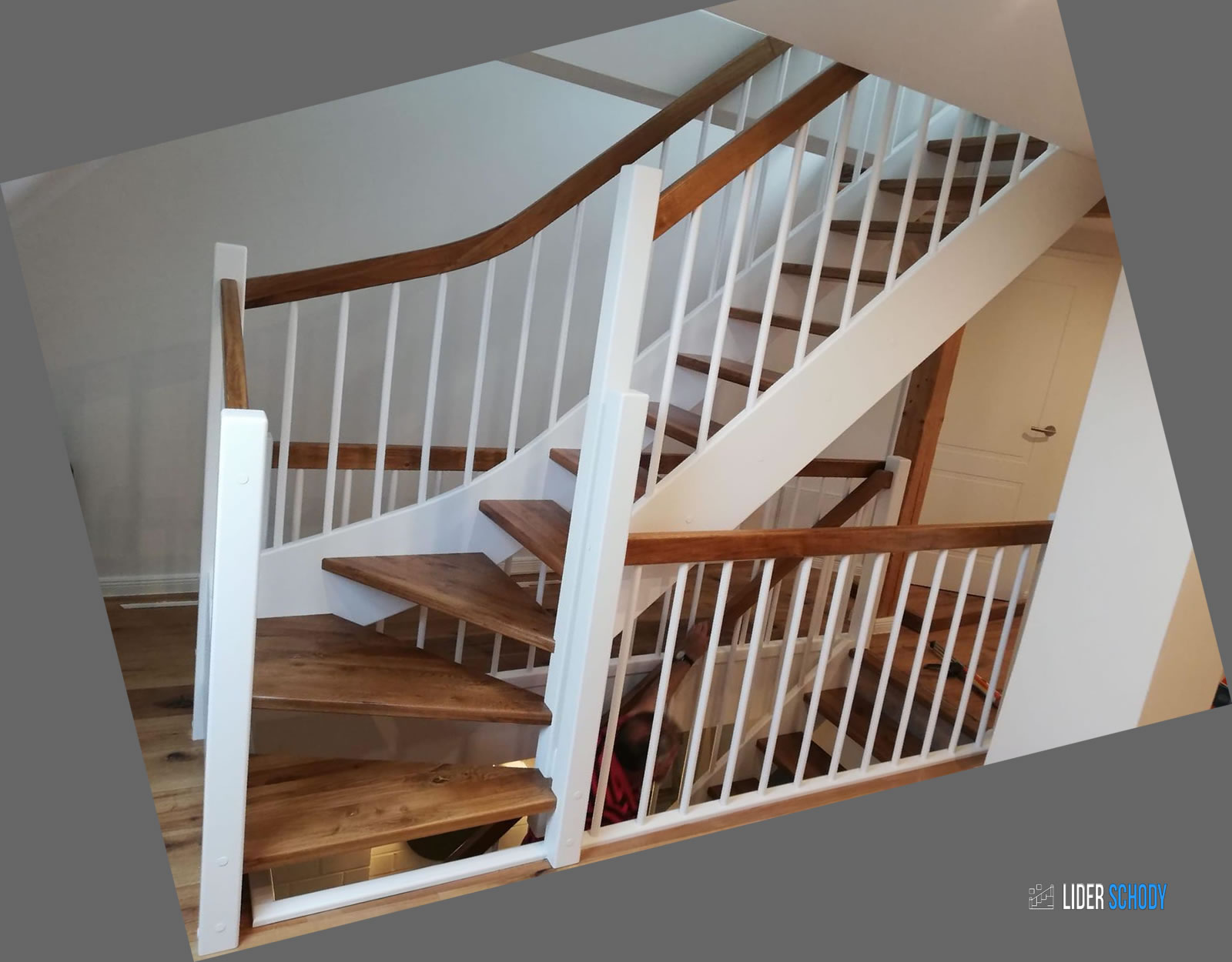 Drewniane schody nad schodami -  dąb rustykalny  bejcowany kolor  brunat - policzki i słupki schodow...